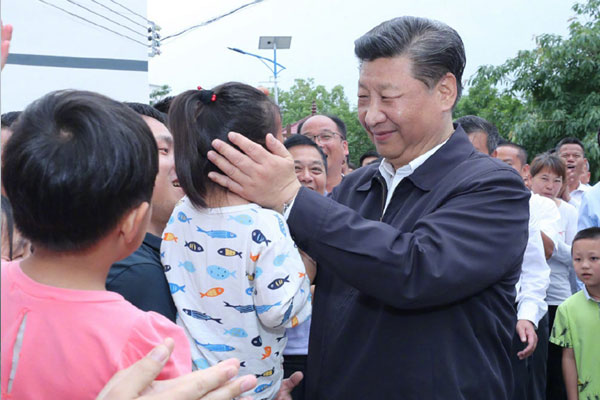 习近平到潭头村探望老区群众