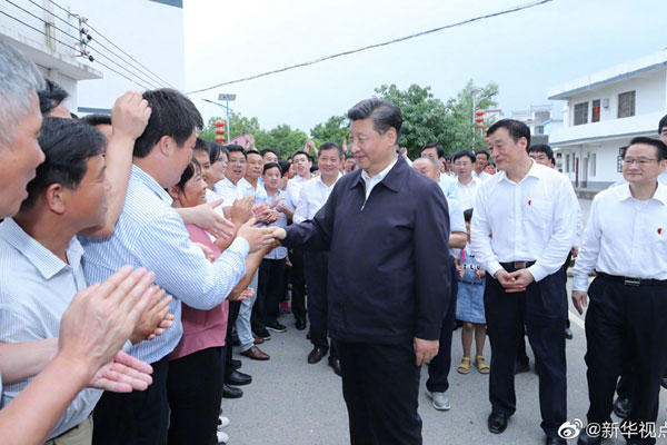 习近平到潭头村探望老区群众