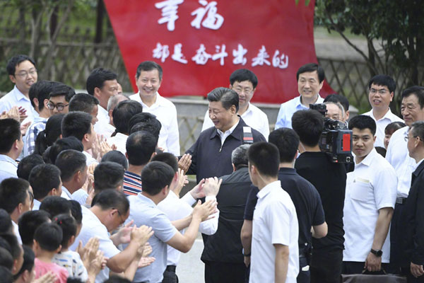 习近平到潭头村探望老区群众